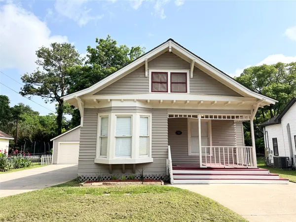 $1,725 | 421 East Myrtle Street, Angleton, TX 77515