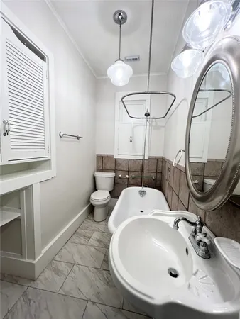 $1,725 | 421 East Myrtle Street, Angleton, TX 77515