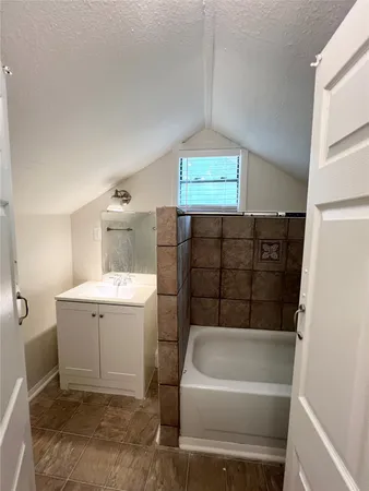 $1,725 | 421 East Myrtle Street, Angleton, TX 77515