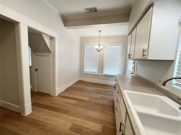 $1,725 | 421 East Myrtle Street, Angleton, TX 77515