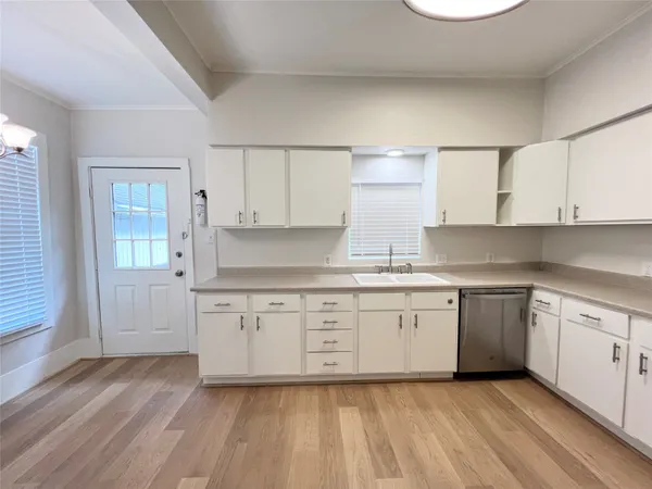 $1,725 | 421 East Myrtle Street, Angleton, TX 77515
