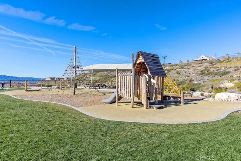 28536 Daybreak Way Saugus, CA 91350 - Photo 30 of 32 a view of a building with a park