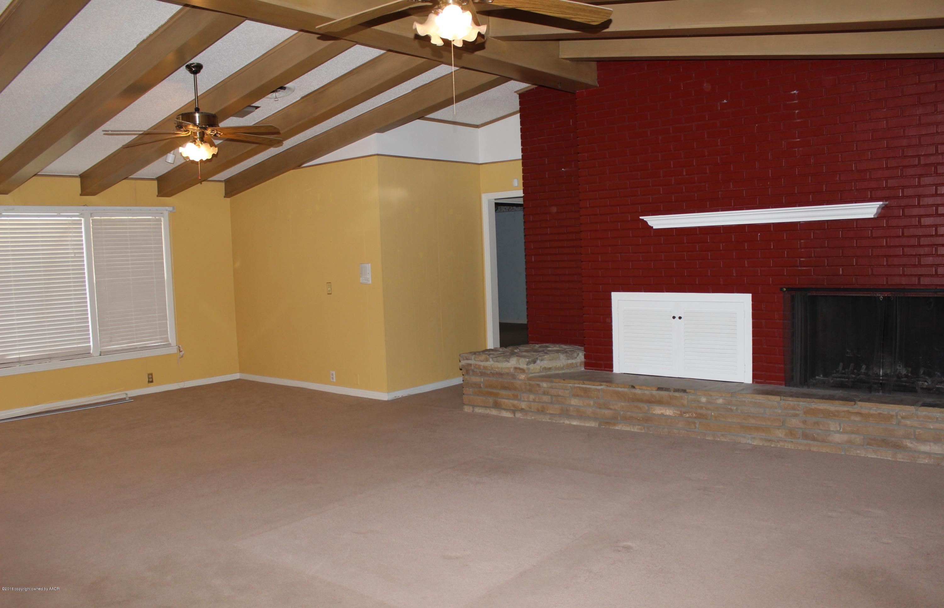 4901 McCarty Boulevard Amarillo, TX 79110 - Photo 4 of 17 Living Room