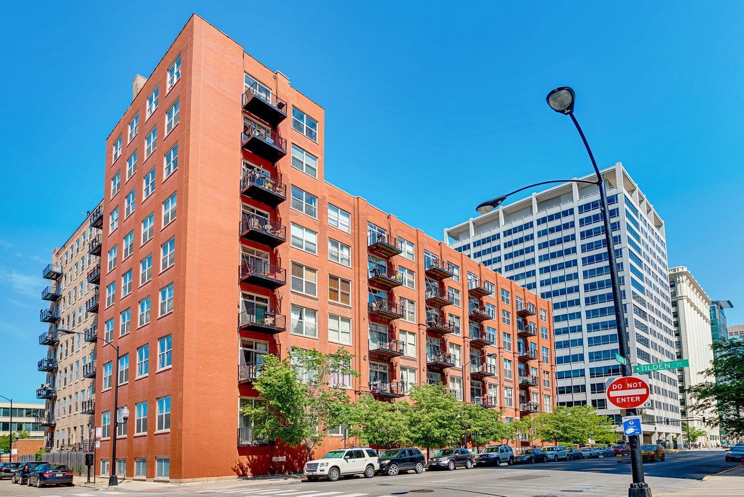 420 South Clinton Street, Unit 213 Chicago, IL 60607 - Photo 1 of 21 a front view of a building