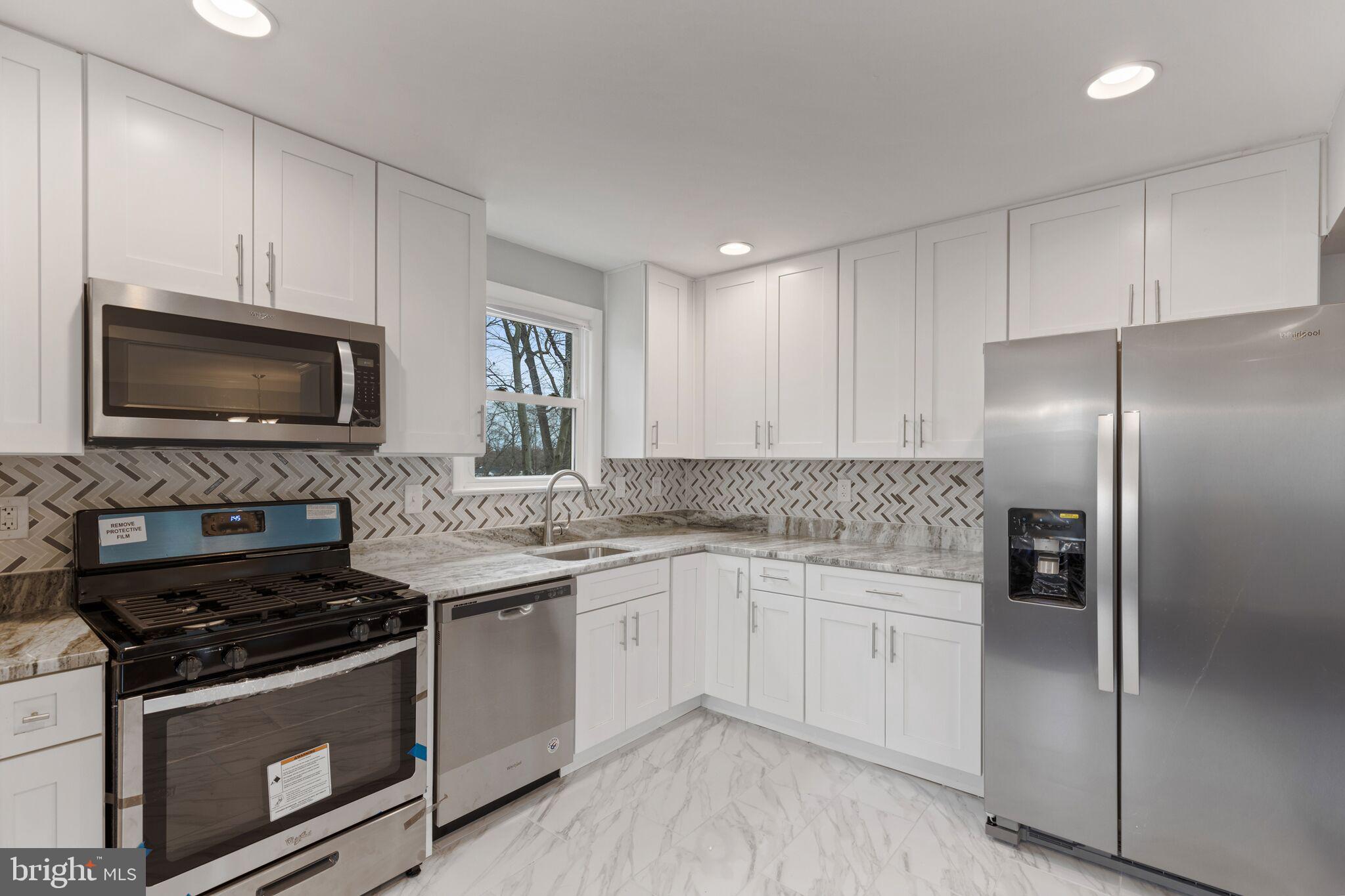 Upgraded Kitchen w/gas range & granite countertops