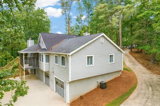 a view of house with a yard