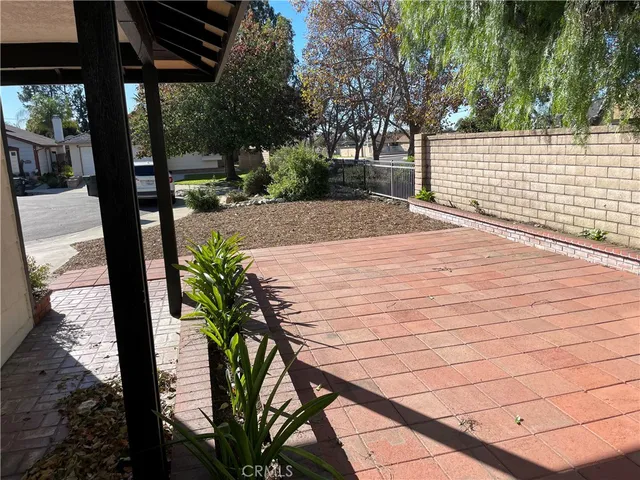 a view of a backyard