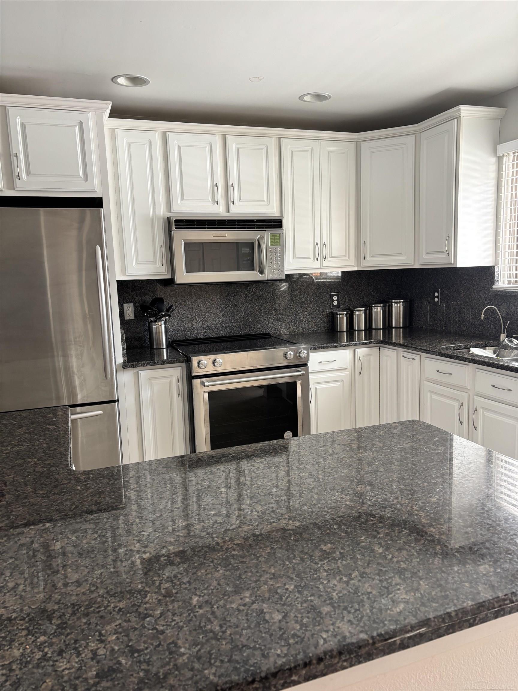 3668 Old Creek Road Troy, MI 48084 - Photo 2 of 10
