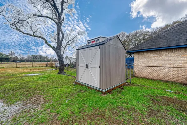 a view of a backyard