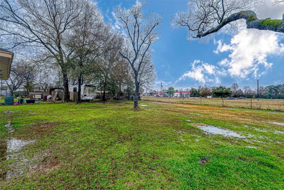 1447 Willow Rock Road Houston, TX 77088 - Photo 35 of 37 a view of a volley ball court