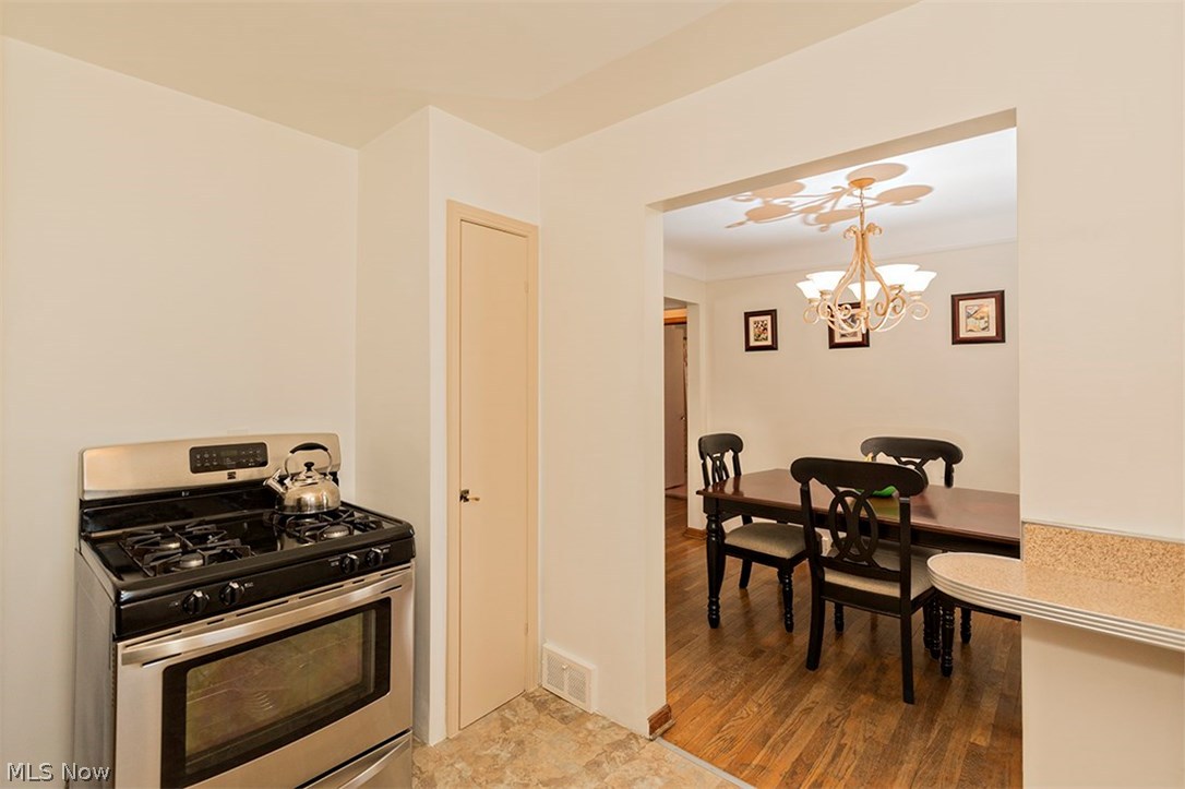1117 Winston Road Cleveland, OH 44121 - Photo 12 of 31