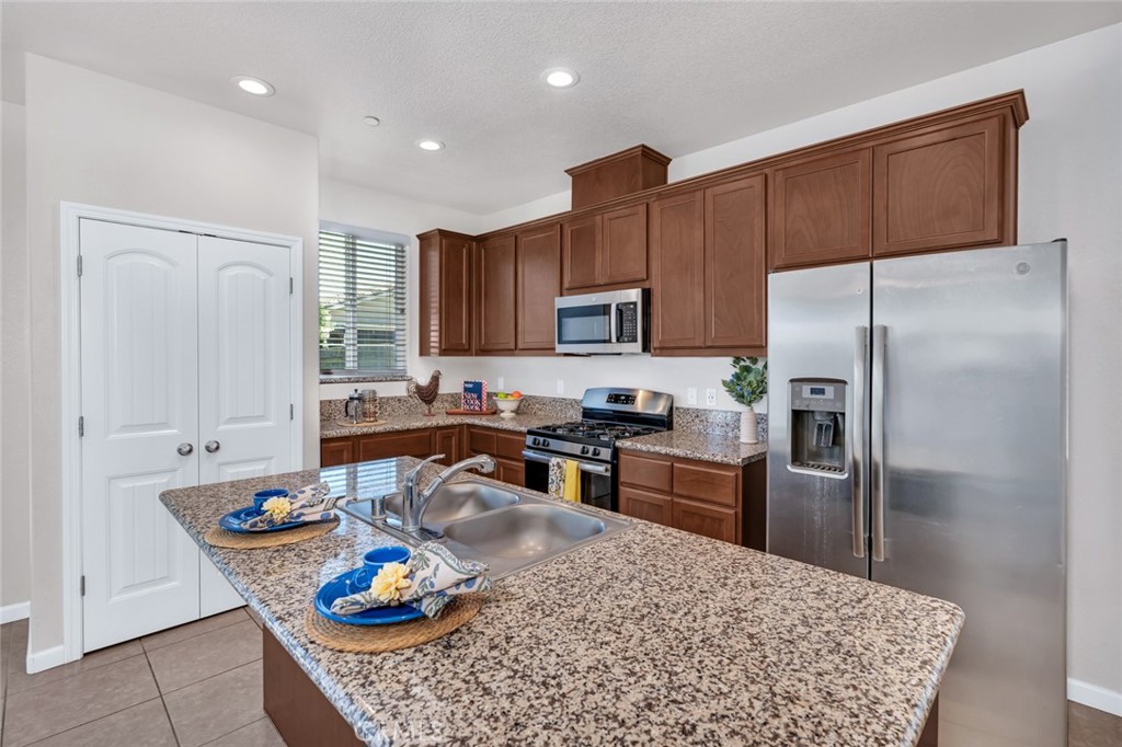 1476 Dynes Street Merced, CA 95348 - Photo 7 of 39