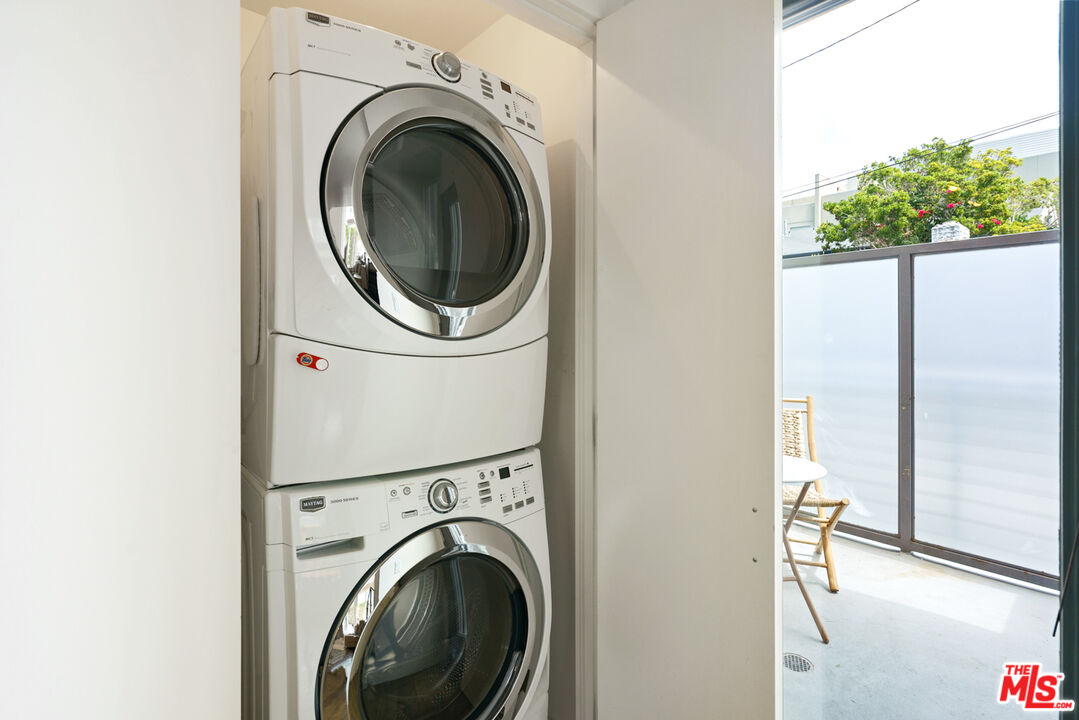 1228 21st Street, Unit D Santa Monica, CA 90404 - Photo 11 of 32 a utility room with dryer and washer