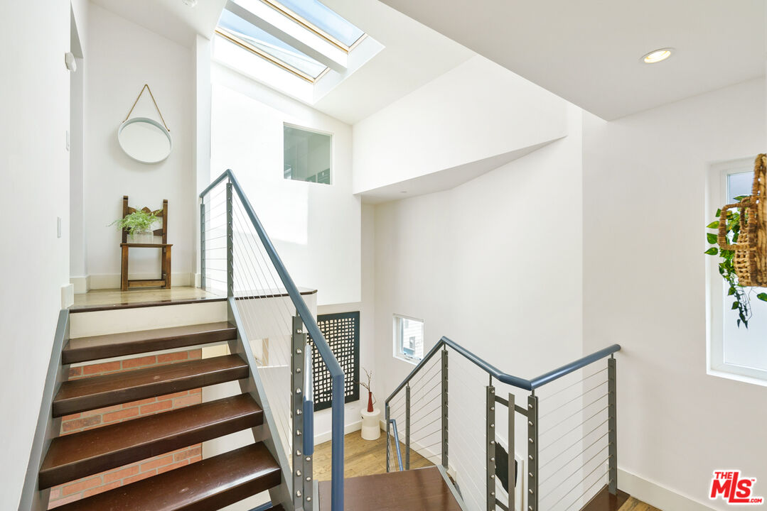 1228 21st Street, Unit D Santa Monica, CA 90404 - Photo 22 of 32 a view of entryway