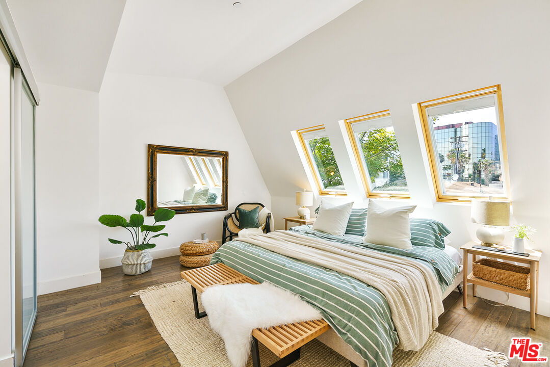 1228 21st Street, Unit D Santa Monica, CA 90404 - Photo 25 of 32 a bedroom with a bed and a couch