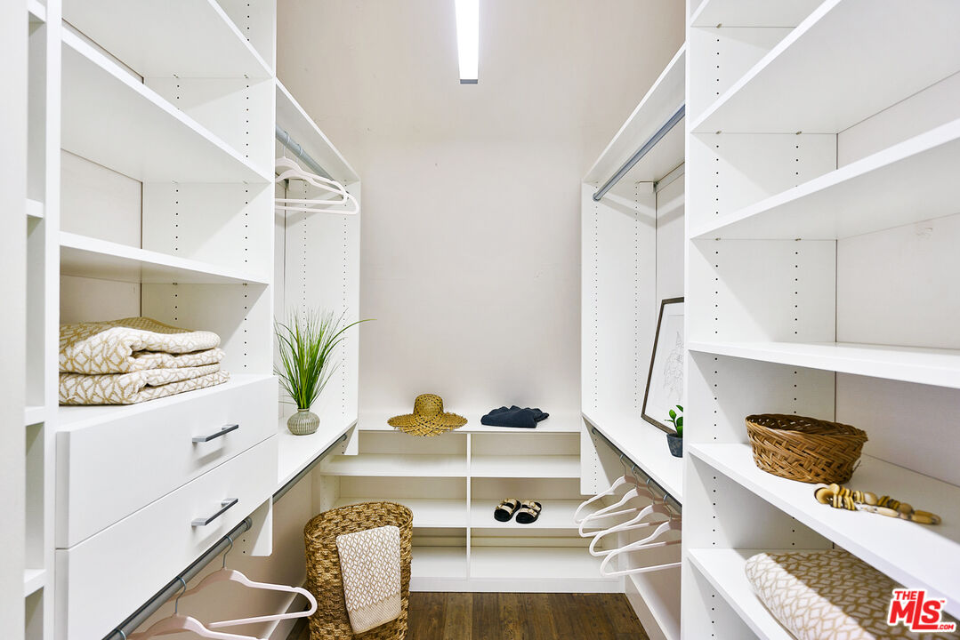 1228 21st Street, Unit D Santa Monica, CA 90404 - Photo 29 of 32 a view of living room with furniture and window