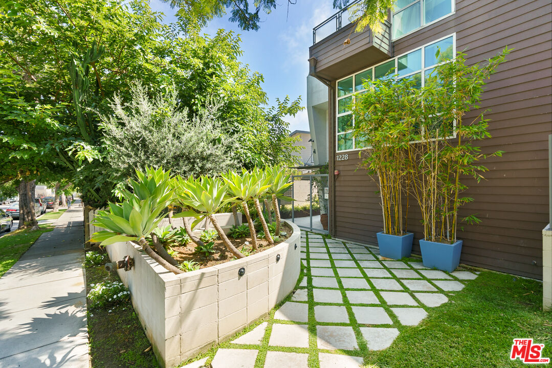 1228 21st Street, Unit D Santa Monica, CA 90404 - Photo 30 of 32 a view of a garden