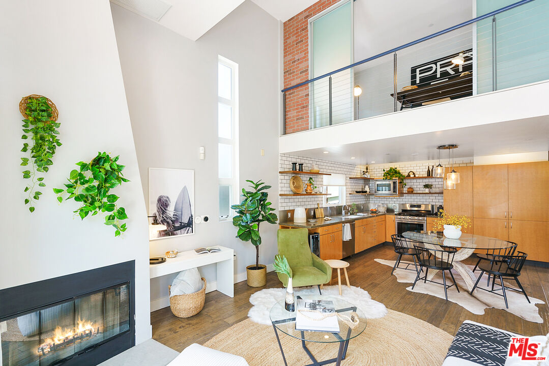 1228 21st Street, Unit D Santa Monica, CA 90404 - Photo 7 of 32 a living room with furniture and a potted plant
