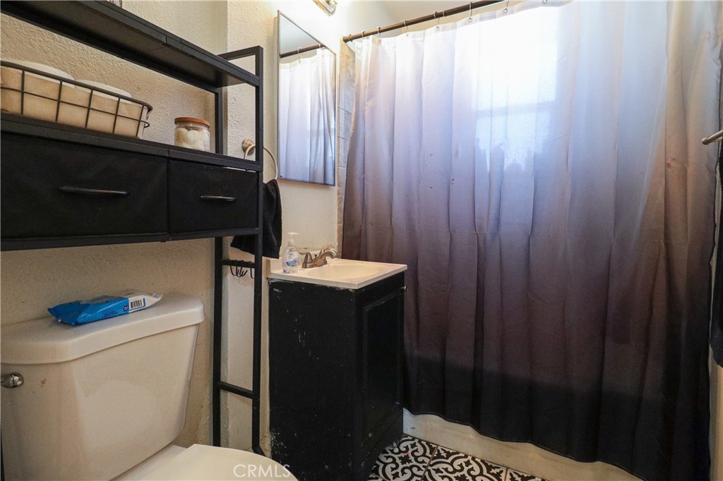 25466 Jasper Road Barstow, CA 92311 - Photo 20 of 32 a bathroom with a sink toilet and shower