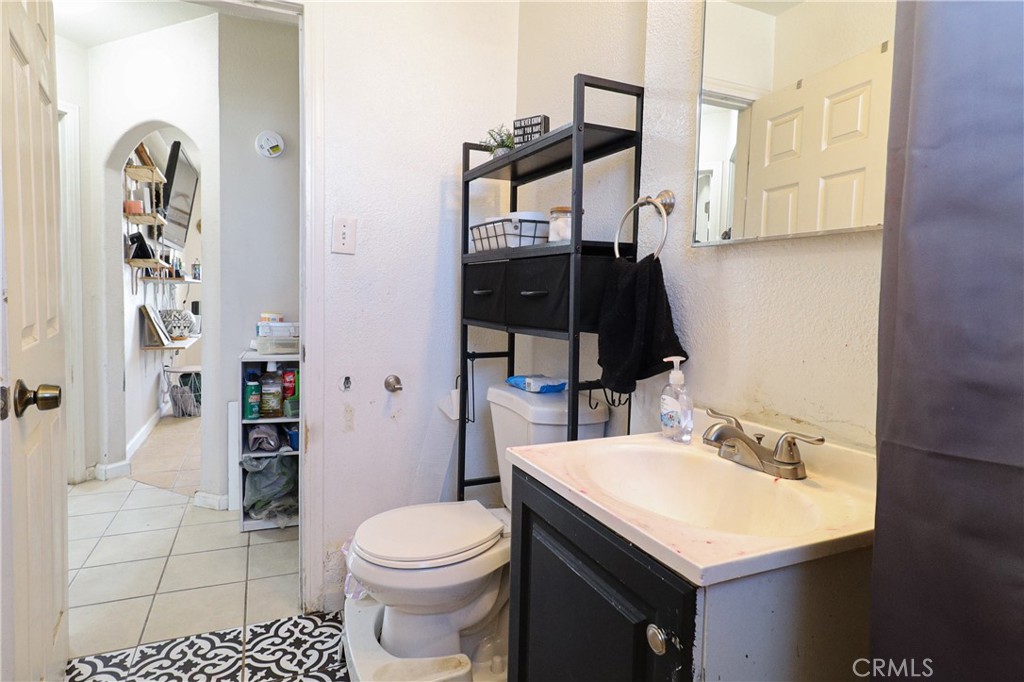 25466 Jasper Road Barstow, CA 92311 - Photo 21 of 32 a bathroom with a sink a toilet and shower