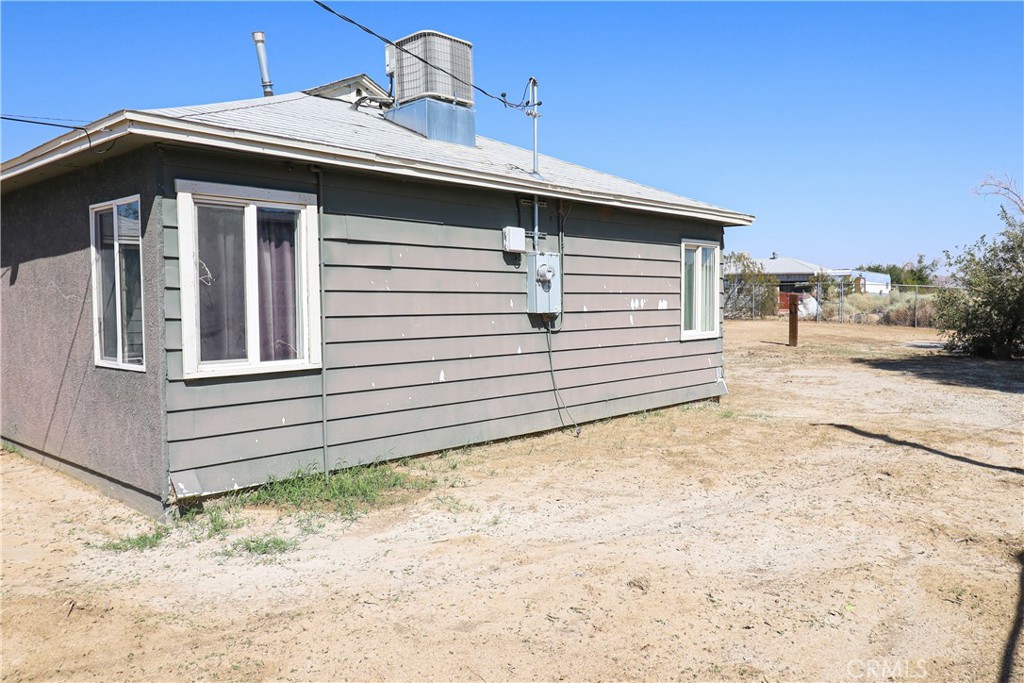 25466 Jasper Road Barstow, CA 92311 - Photo 4 of 32 a side view of a house with a yard