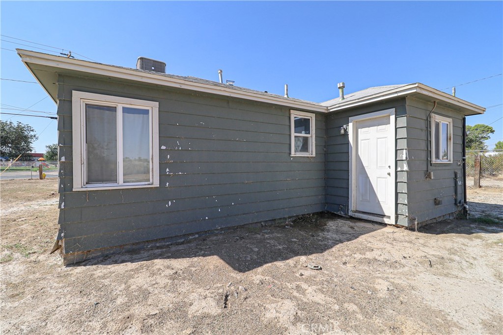 25466 Jasper Road Barstow, CA 92311 - Photo 5 of 32 a front view of a house with a yard