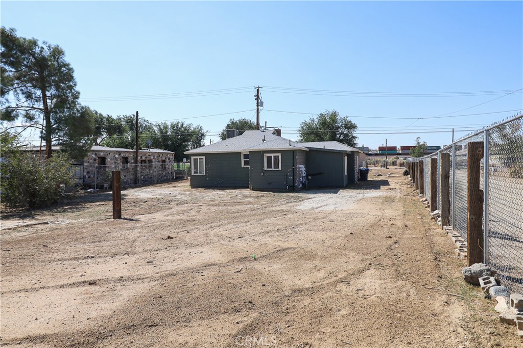 25466 Jasper Road Barstow, CA 92311 - Photo 8 of 32 a front view of a house with a yard