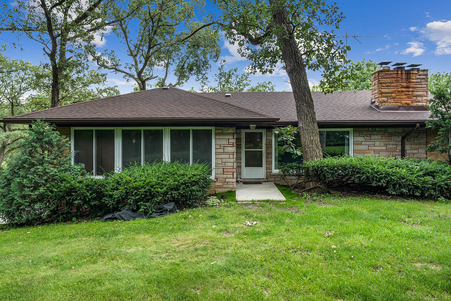 27960 South Klemme Road Beecher, IL 60401 - Photo 1 of 24 a house view with a garden space