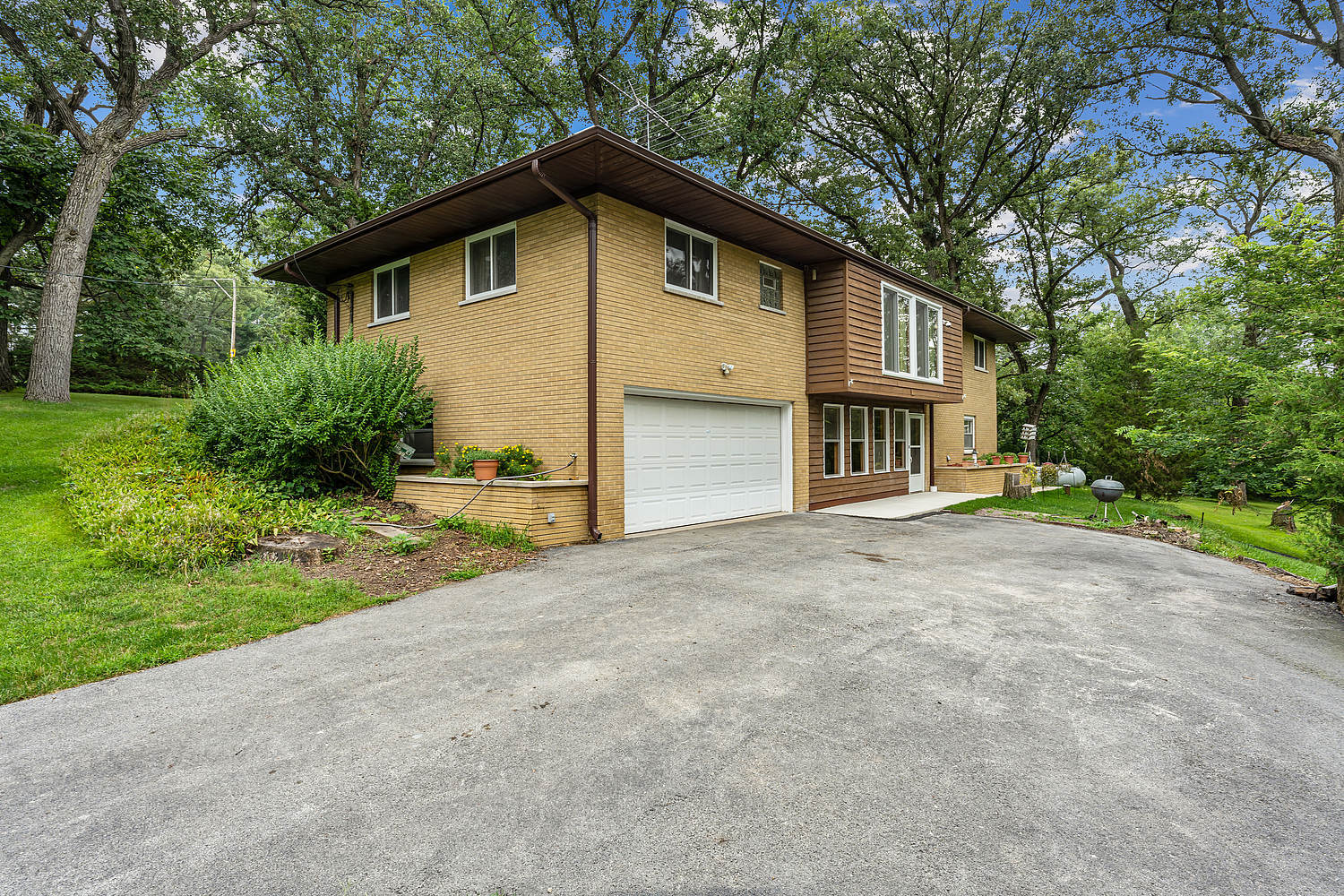 27960 South Klemme Road Beecher, IL 60401 - Photo 19 of 24 a front view of a house with a yard and garage