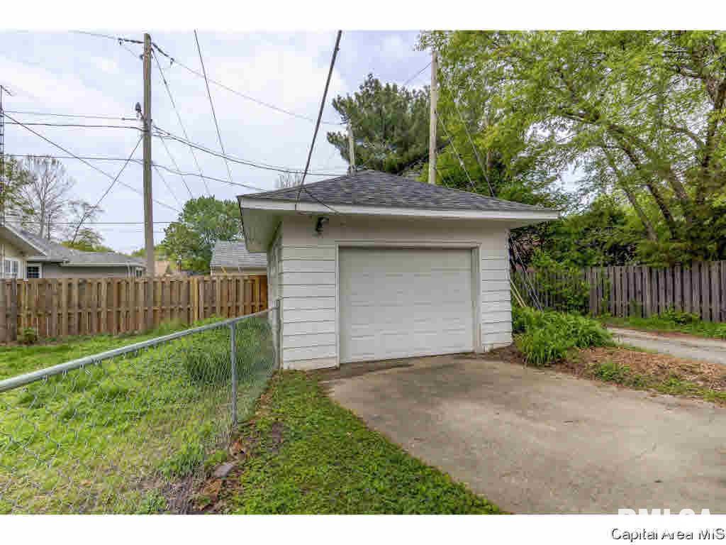 1033 South Walnut Street Springfield, IL 62704 - Photo 7 of 36