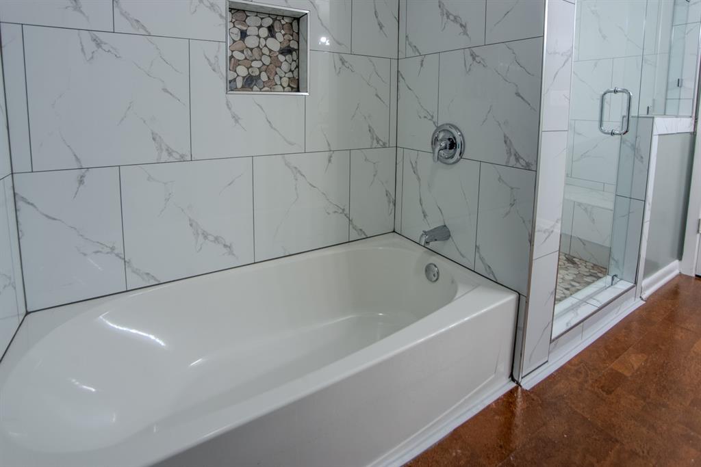 614 Twilight Trail Richardson, TX 75080 - Photo 18 of 24 a bathroom with a bathtub