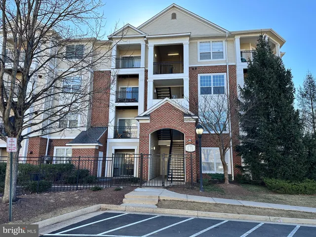 $2,000 | 12901 Centre Park Circle, Unit 220, Herndon, VA 20171