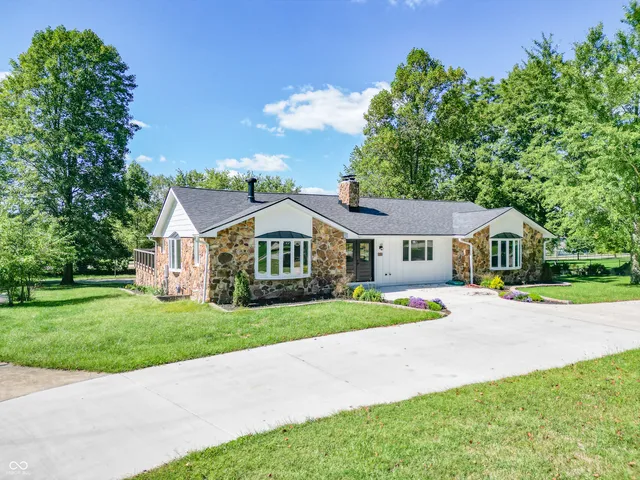 $1,075,000 | 3532 Shoshonee Drive, Columbus, IN 47203