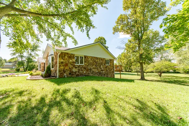 $1,075,000 | 3532 Shoshonee Drive, Columbus, IN 47203