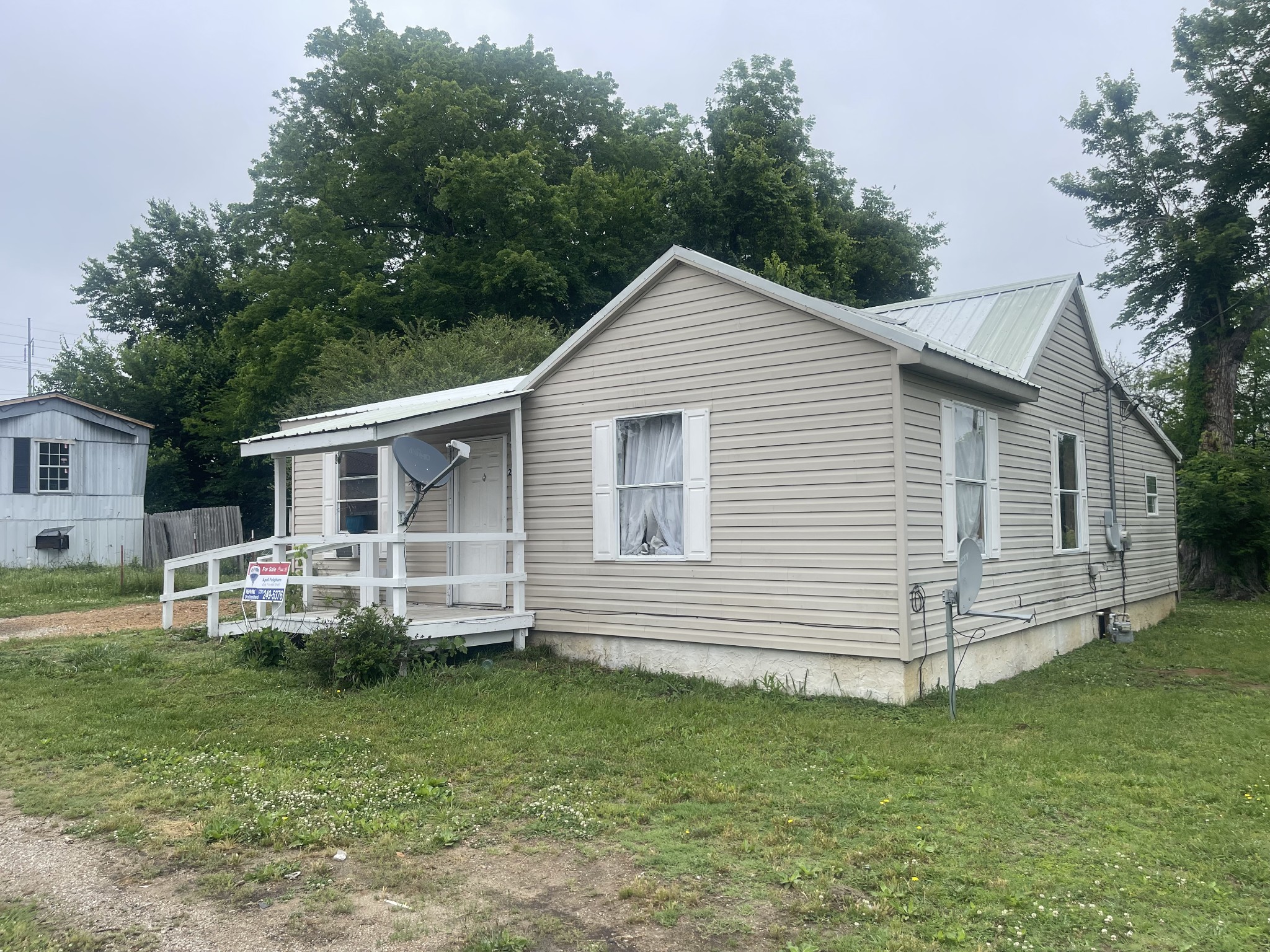 263 Reeves Street Lexington, TN 38351 - Photo 4 of 19 a view of a house with a yard