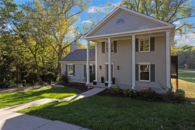 $585,000 | 900 Wildbriar Drive, Liberty, MO 64068