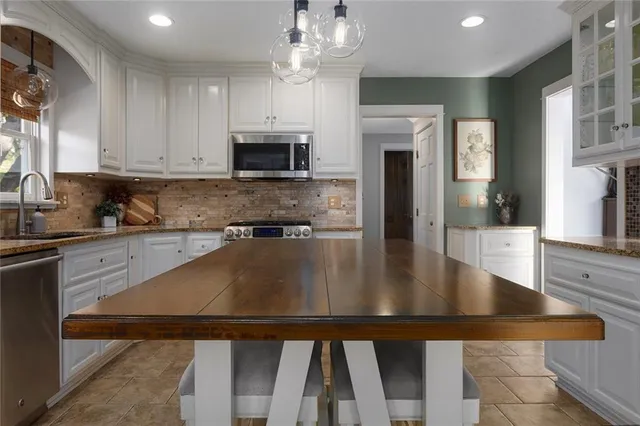 $585,000 | 900 Wildbriar Drive, Liberty, MO 64068