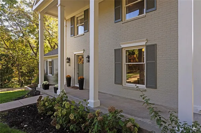 $585,000 | 900 Wildbriar Drive, Liberty, MO 64068