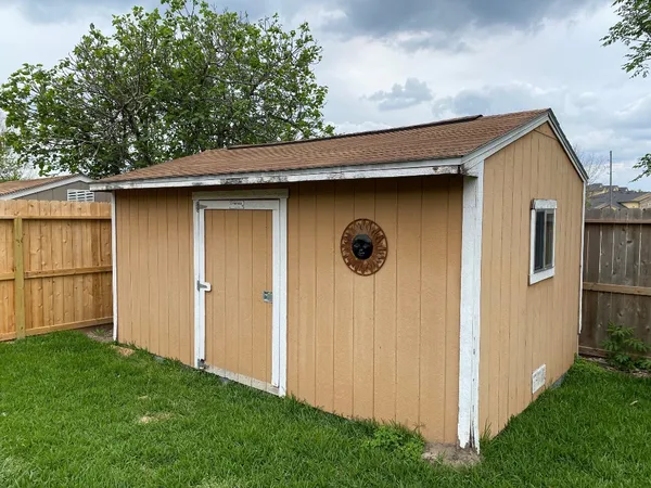 a huge green field with lots of trees