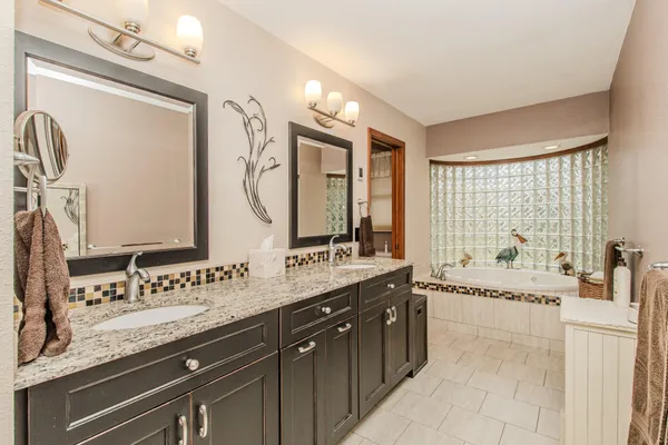 $719,900 | 9055 Yorkshire Drive, Saline, MI 48176