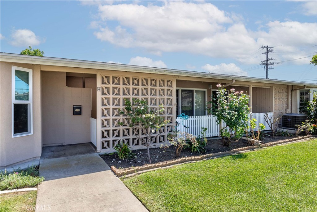 1180 Oakmont Road, Unit 51H Seal Beach, CA 90740 - Photo 6 of 31 a front view of a house with garden