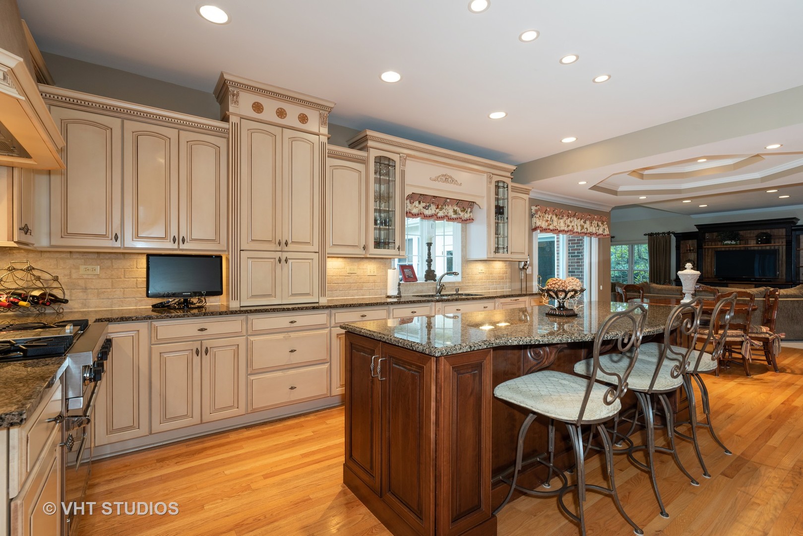 421 Ridge Lane Lake In The Hills, IL 60156 - Photo 3 of 16