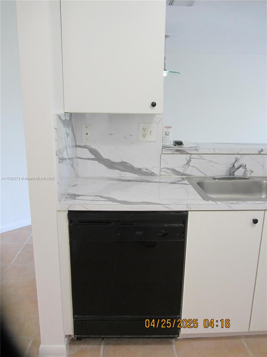 Villa Encantada Miami, FL 33177 - Photo 22 of 35 a close view of kitchen sink