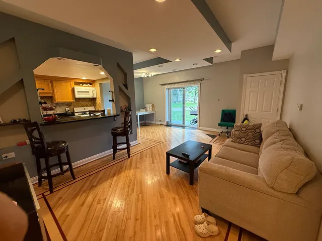 $218,000 | 1463 Mercury Drive, Unit 115, Schaumburg, IL 60193