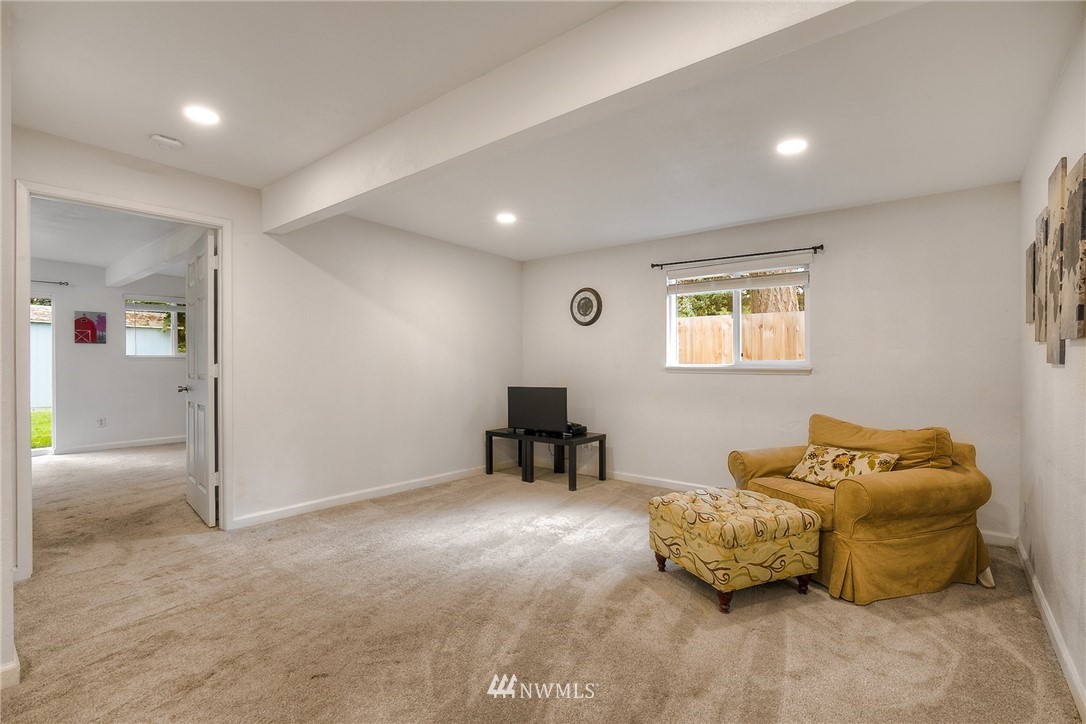 7484 Riverside Drive East Sumner, WA 98390 - Photo 7 of 23 a living room with furniture