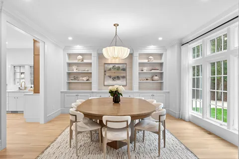 $6,350,000 | 8 Barclay Court, East Hampton, NY 11937