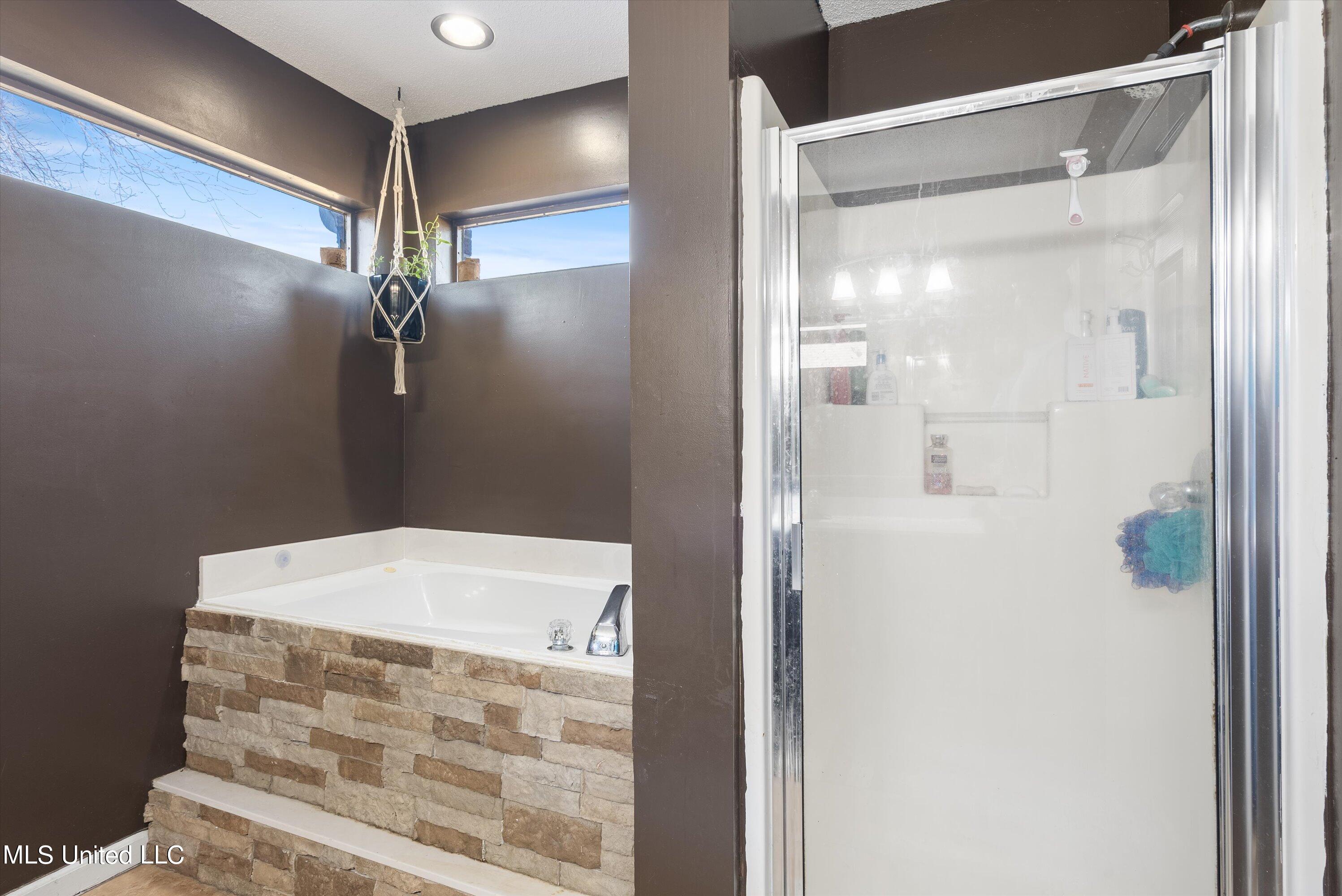 4596 Bolin Road Hernando, MS 38632 - Photo 14 of 25 14-Primary Shower & Tub
