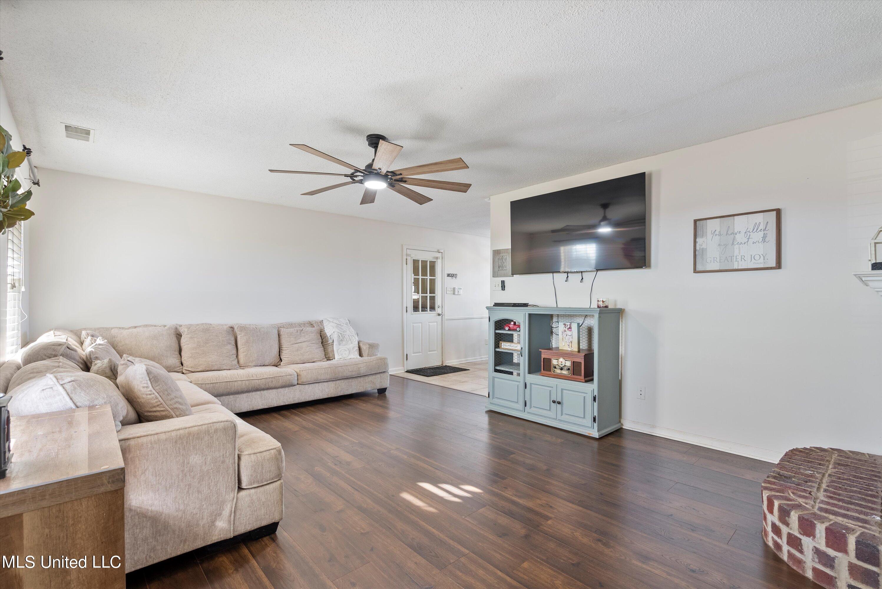 4596 Bolin Road Hernando, MS 38632 - Photo 4 of 25 04-Living Room