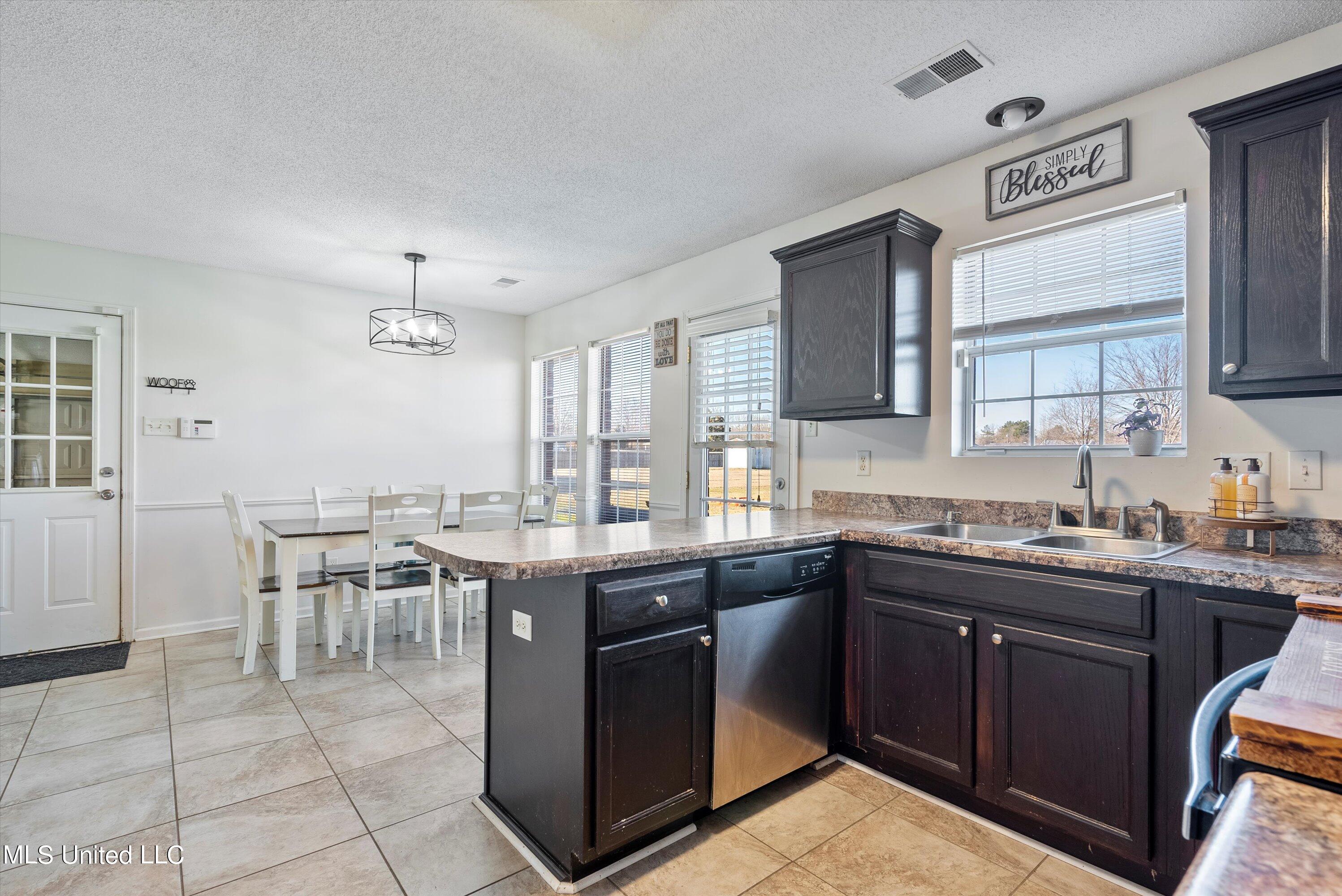 4596 Bolin Road Hernando, MS 38632 - Photo 8 of 25 08-Breakfast Area to Kitchen