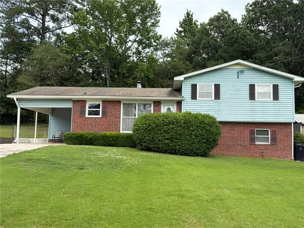 a view of a house with a yard